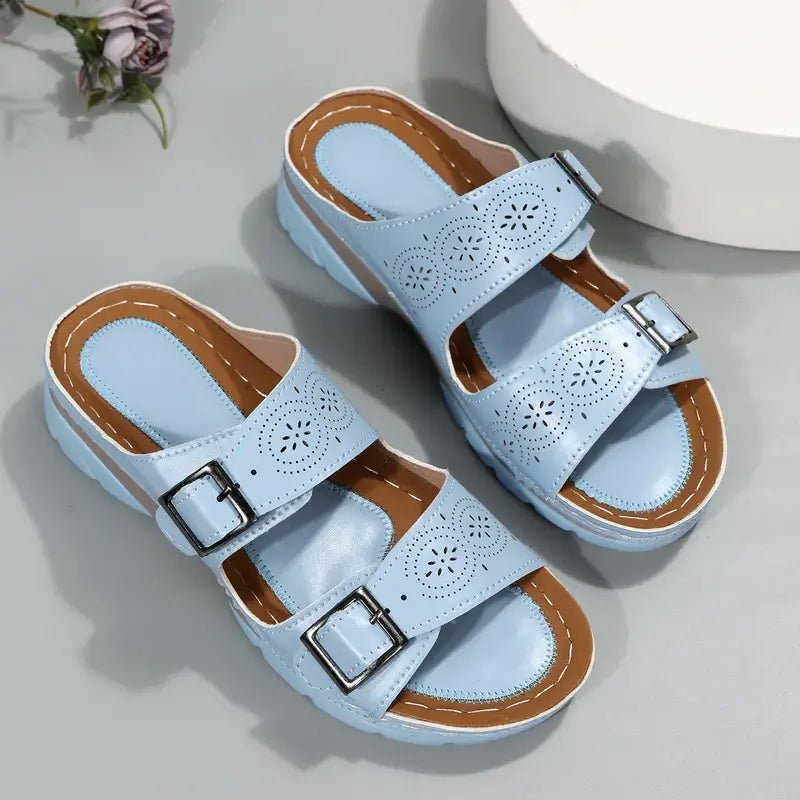 Blaue Sandalen mit Schnallen, perforiertem Design und bequemer Sohle. Perfekt für Sommermode, Damen-Sandalen, modische Fußbekleidung.