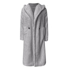 Grauer Damen Teddy-Mantel mit Kapuze, kuschelig und warm, ideal für Herbst und Winter. Modischer, langer Schnitt, perfekt für kalte Tage.