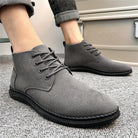Graue Herren-Wildlederstiefel, stilvoll und bequem, ideal für Freizeit- und Outdoor-Aktivitäten. Perfekte Kombination aus Mode und Funktionalität.