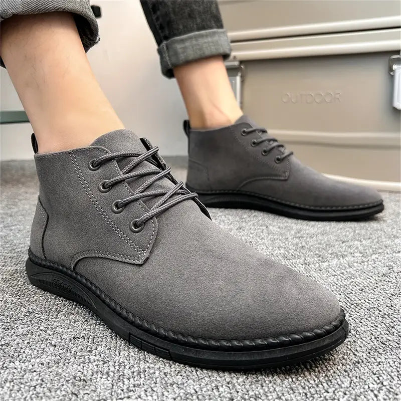 Graue Herren-Wildlederstiefel, stilvoll und bequem, ideal für Freizeit- und Outdoor-Aktivitäten. Perfekte Kombination aus Mode und Funktionalität.