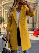 Frau in gelbem Mantel, modisch, Herbstmode, eleganter Look, Stadt, stilvoll, Damenbekleidung, trendige Outfits, goldene Knöpfe, Streetstyle.