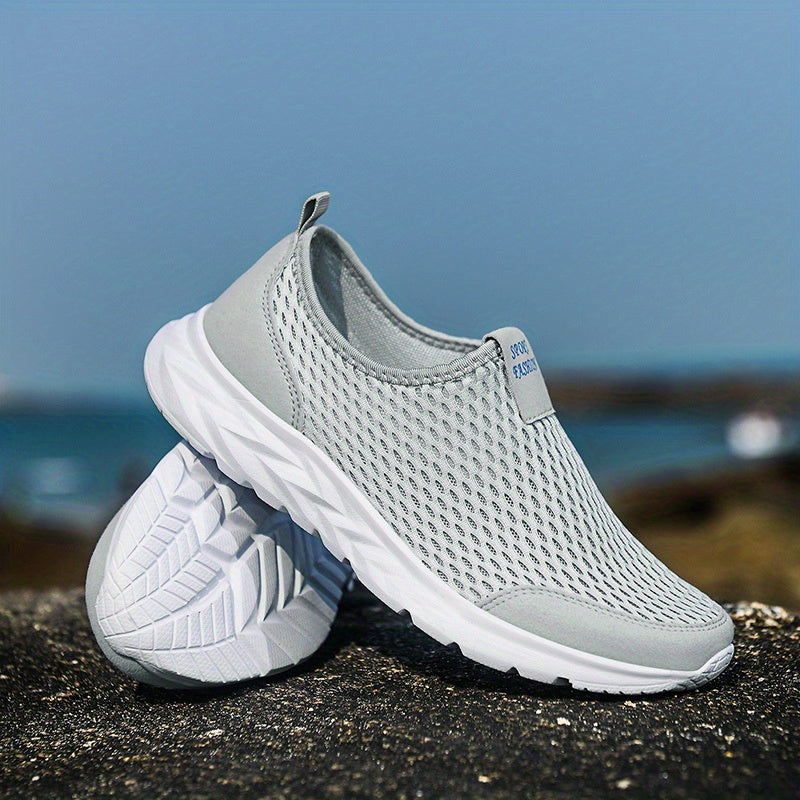 Leichte graue Sportschuhe mit atmungsaktivem Mesh-Obermaterial und rutschfester Sohle, ideal für Laufen und Fitness. Perfekte Herren-Sneaker.