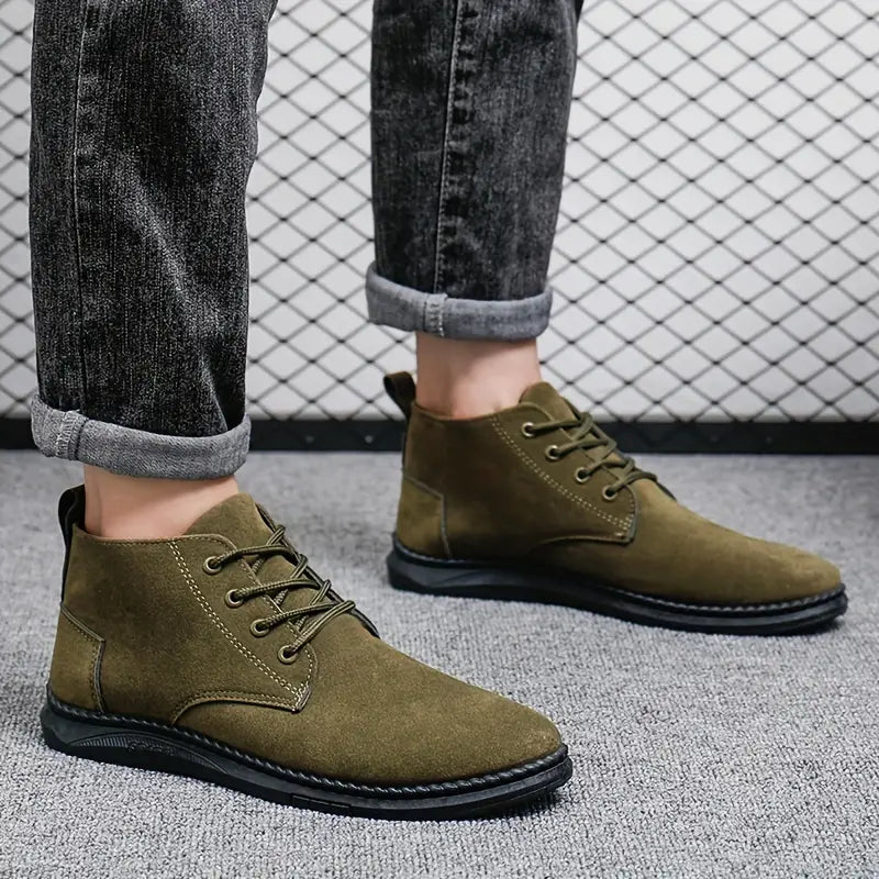 Herren-Wildlederstiefel in Olivgrün, lässig und stilvoll, ideal für Herbstmode. Bequeme Passform, rutschfeste Sohle, perfekt für den Alltag.