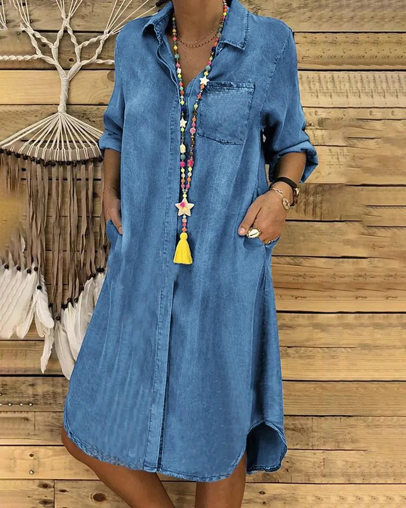 Damen Jeanskleid mit Taschen, lässiger Stil, ideal für Sommermode. Perfekt kombinierbar mit bunten Accessoires. Trendige Freizeitkleidung.