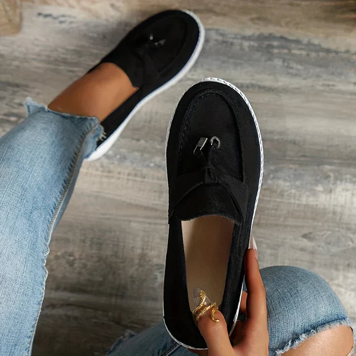 Schwarze Damen-Loafer mit weißer Sohle, lässig und bequem, ideal für den Alltag. Perfekt kombinierbar mit Jeans für einen modernen Look.