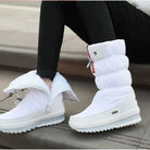 Weiße Winterstiefel mit Reißverschluss und Fellfutter, ideal für kalte Temperaturen. Modische Damenstiefel, rutschfeste Sohle, bequem und warm.