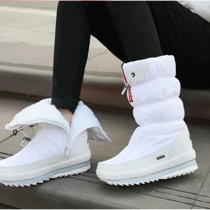 Weiße Winterstiefel mit Reißverschluss und Fellfutter, ideal für kalte Temperaturen. Modische Damenstiefel, rutschfeste Sohle, bequem und warm.