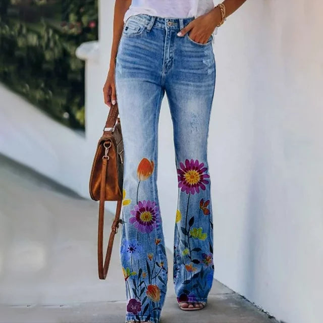 Damenjeans mit Blumenmuster, ausgestelltem Bein und hoher Taille. Perfekt für modische Freizeitoutfits. Trendige, florale Damenmode.