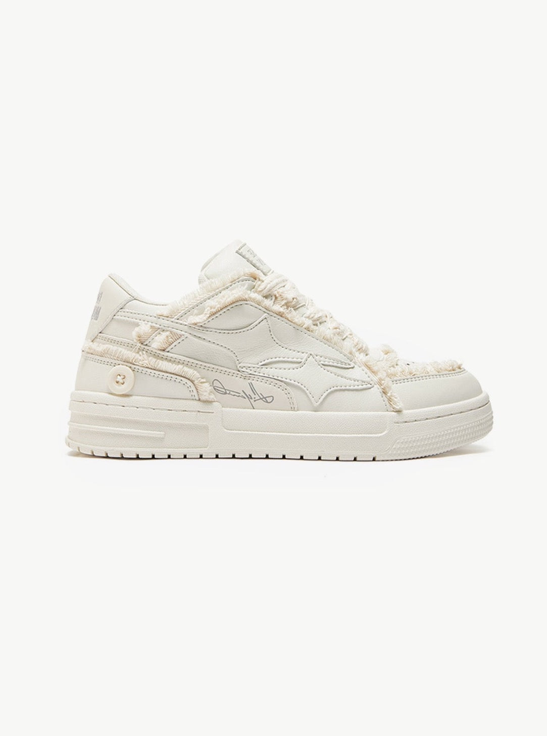 Weiße Sneaker mit seitlichem Logo, robustem Design und strukturierten Details. Perfekt für Skateboarding und Streetwear-Looks.