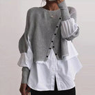 Grauer Strickpullover über weißer Bluse, modisches Damen-Outfit, lässiger Look, Herbstmode, stilvolle Oberbekleidung, trendige Damenmode.