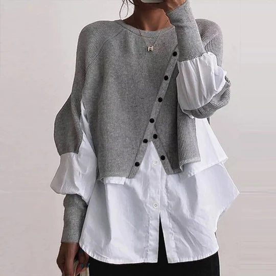 Grauer Strickpullover über weißer Bluse, modisches Damen-Outfit, lässiger Look, Herbstmode, stilvolle Oberbekleidung, trendige Damenmode.