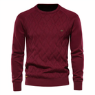 Bordeauxroter Strickpullover mit Rautenmuster, Rundhalsausschnitt und langen Ärmeln. Perfekt für Herrenmode, stilvoll und elegant.
