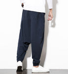 Dunkelblaue Haremshose für Herren, lässig und bequem, ideal für Freizeitmode. Perfekt kombinierbar mit weißen Sneakern und T-Shirts.