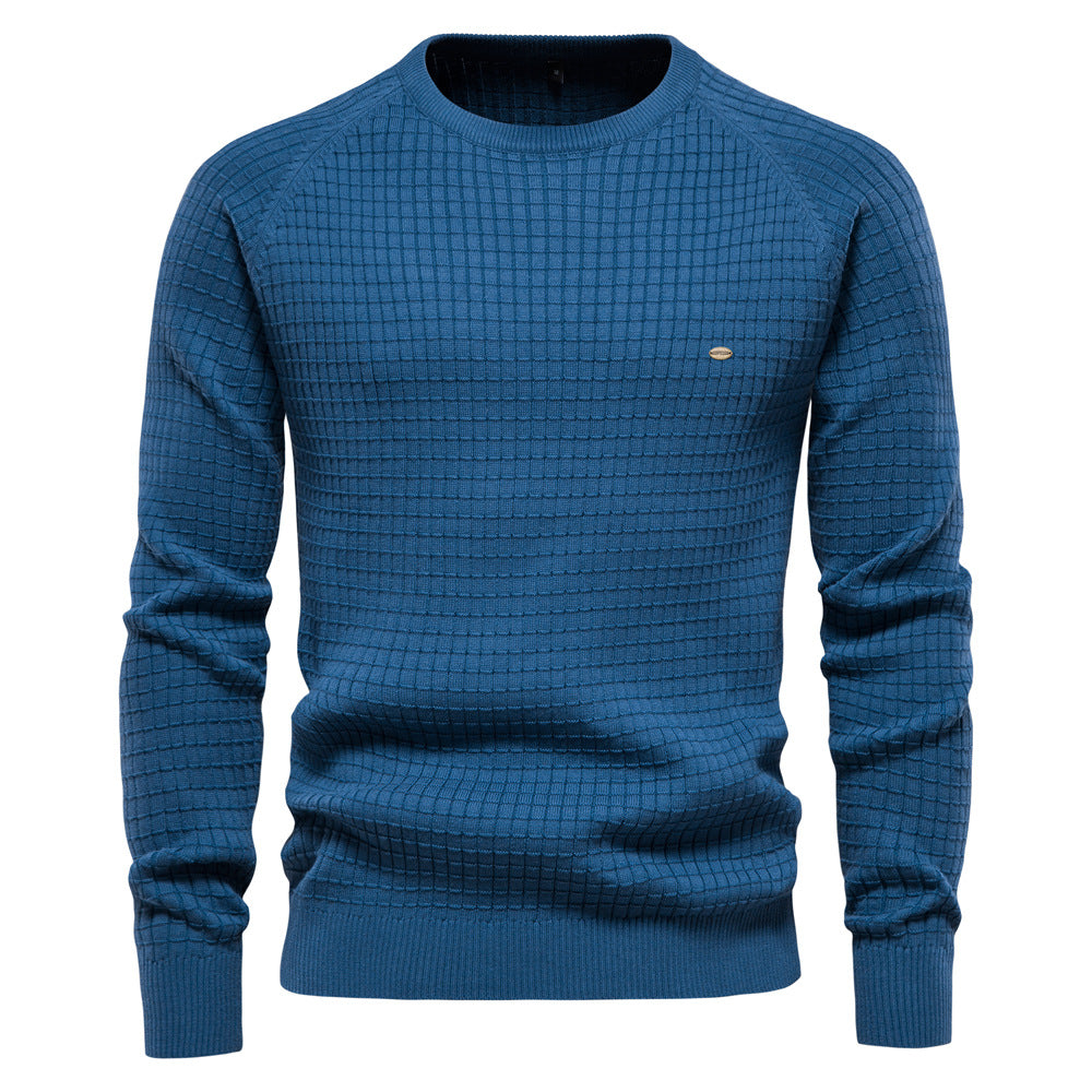 Blauer Herrenpullover mit Karomuster, Rundhalsausschnitt und langen Ärmeln. Perfekt für Herbstmode, stilvoll und bequem. Hochwertige Strickware.