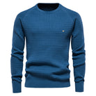 Blauer Herrenpullover mit Karomuster, Rundhalsausschnitt und langen Ärmeln. Perfekt für Herbstmode, stilvoll und bequem. Hochwertige Strickware.