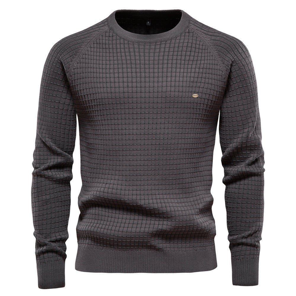 Grauer Herrenpullover mit Karomuster, Rundhalsausschnitt und langen Ärmeln. Stilvoller Strickpullover, ideal für Herbstmode und Freizeitkleidung.