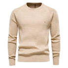 Beiger Herrenpullover mit Karomuster, Rundhalsausschnitt und langen Ärmeln. Stilvoller Strickpullover, ideal für Herbstmode und Freizeitkleidung.
