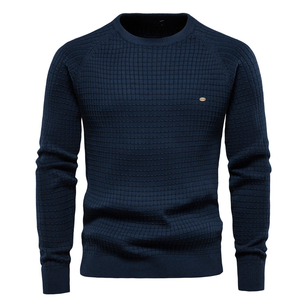 Dunkelblauer Herrenpullover mit strukturiertem Muster, Rundhalsausschnitt und dezentem Logo. Perfekt für stilvolle Herbst- und Wintermode.