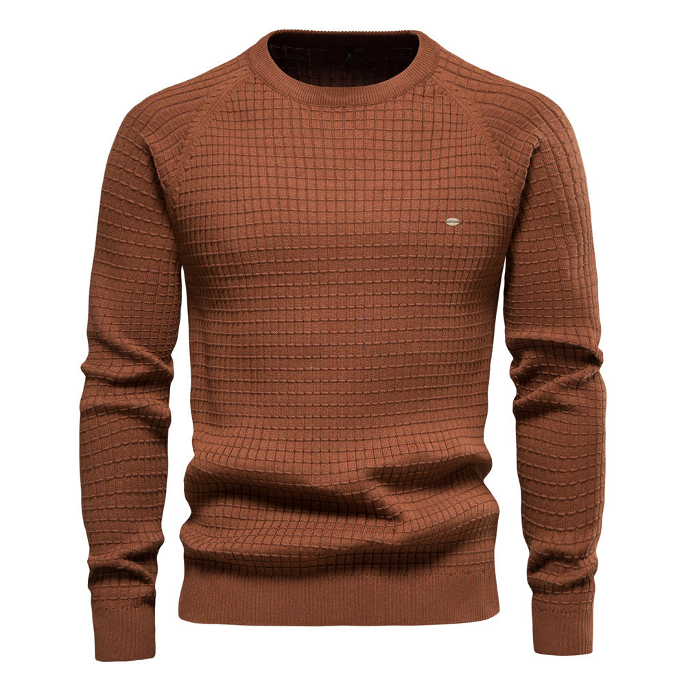 Brauner Strickpullover für Herren mit Karomuster, Rundhalsausschnitt und langen Ärmeln. Perfekt für Herbstmode und lässige Outfits.