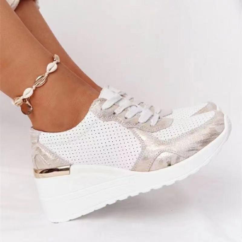 Orthopädische Sneakers für Damen, weiß-gold, bequem, modisch, ideal für schmerzfreie Füße, perfekte Passform, trendige Keilabsatz-Schuhe.