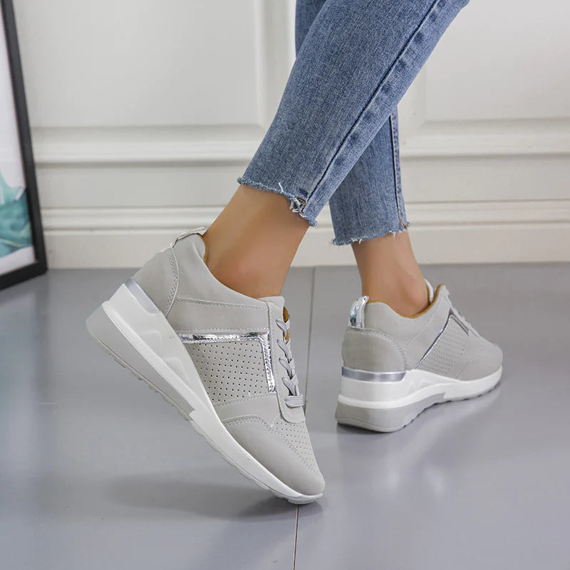 Graue orthopädische Sneakers für Damen, bequem und stilvoll, ideal für schmerzfreie Füße. Perfekte Passform, modisches Design, hoher Tragekomfort.