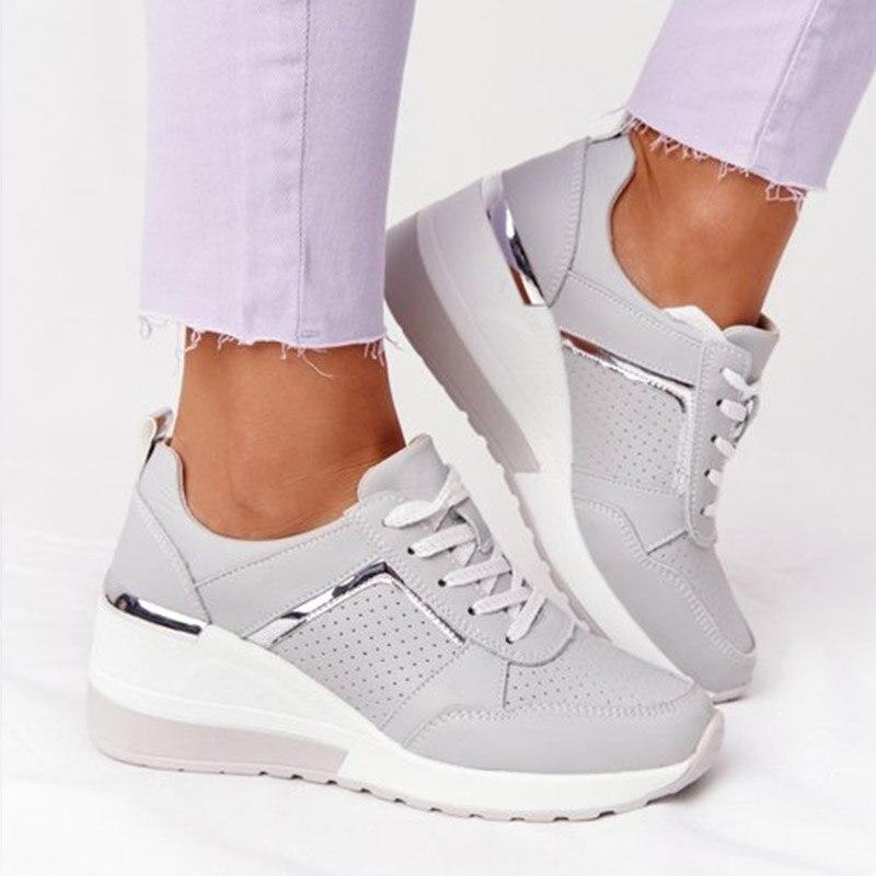 Damen Sneaker, orthopädisch, grau, mit Keilabsatz. Bequem, modisch, ideal für schmerzfreie Füße. Perfekt für Alltag und Freizeit.