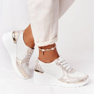 Orthopädische Sneakers für Damen, weiß-gold, bequem, modisch, ideal für schmerzfreie Füße, perfekter Halt, stilvoller Look, hoher Tragekomfort.