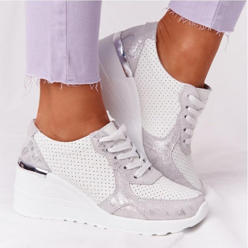 Orthopädische Sneakers für Damen, weiß mit silbernen Akzenten, bequeme Keilabsätze, ideal für schmerzfreie Füße, modisch und funktional.