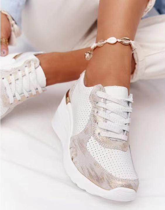 Orthopädische Sneakers für Damen, weiß mit goldenen Akzenten, bequem und stilvoll. Ideal für schmerzfreie Füße und modische Outfits.