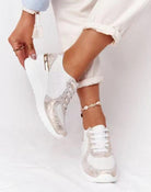 Orthopädische Sneakers für Damen in Weiß und Gold, bequem und stilvoll, ideal für schmerzfreie Füße. Perfekte Passform und modisches Design.