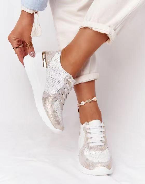 Orthopädische Sneakers für Damen in Weiß und Gold, bequem und stilvoll, ideal für schmerzfreie Füße. Perfekte Passform und modisches Design.