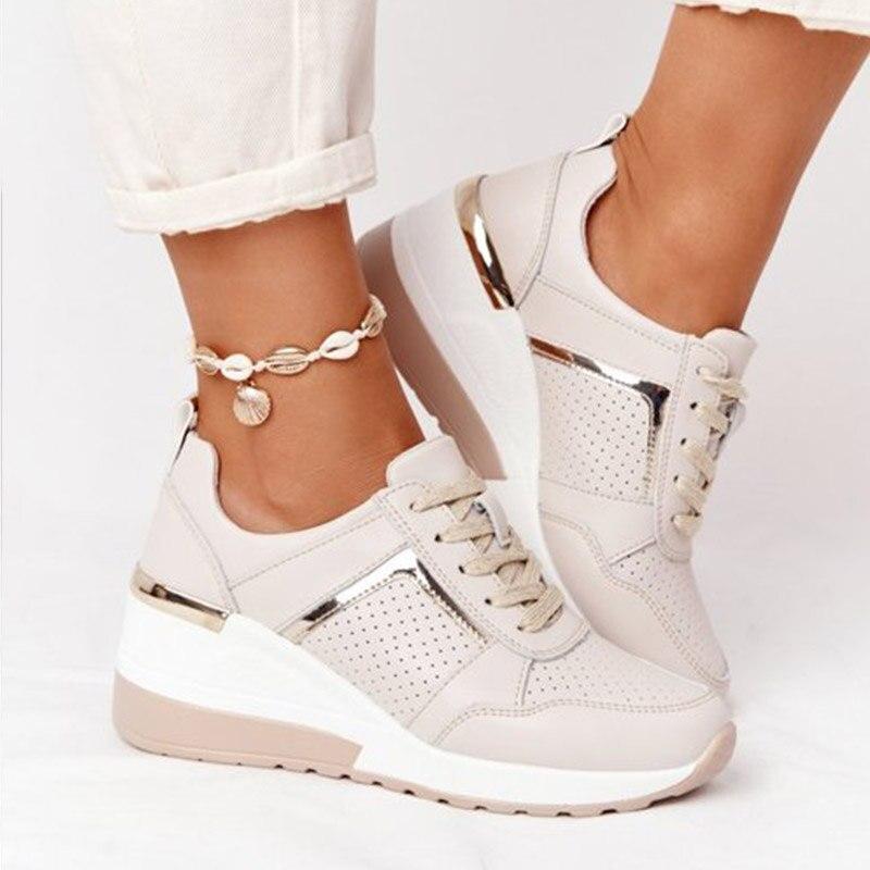 Beige orthopädische Sneakers mit Keilabsatz, modisch und bequem, ideal für schmerzfreie Füße. Perfekt für Damen, die Stil und Komfort suchen.