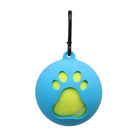 Blauer Hundespielzeughalter mit Pfotenabdruck-Design, ideal für Tennisbälle. Praktisches Zubehör für Hunde, robust und leicht zu befestigen.
