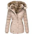 Damen Winterjacke beige mit Kunstfellkapuze, warm gefüttert, modisch gesteppt, ideal für kalte Tage, stilvoller Outdoor-Look, bequem und elegant.