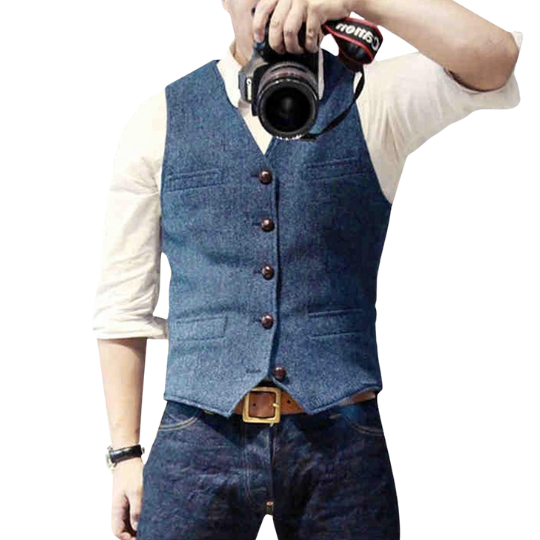 Herrenmode: Stilvolle blaue Jeansweste mit Knöpfen, kombiniert mit weißem Hemd. Perfekt für lässige und elegante Outfits.