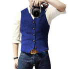 Mann in blauer Weste und weißem Hemd hält Kamera. Mode, Fotografie, Herrenbekleidung, Freizeitlook, stilvolle Weste, Jeans.