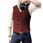 Rote Herrenweste aus Tweed, klassisch und stilvoll, ideal für formelle Anlässe. Perfekt kombinierbar mit Hemd und Jeans für einen eleganten Look.