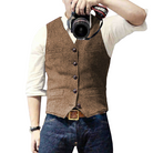 Braune Herrenweste aus Tweed, klassisch und stilvoll, ideal für formelle Anlässe. Perfekt kombinierbar mit Hemd und Jeans für einen eleganten Look.