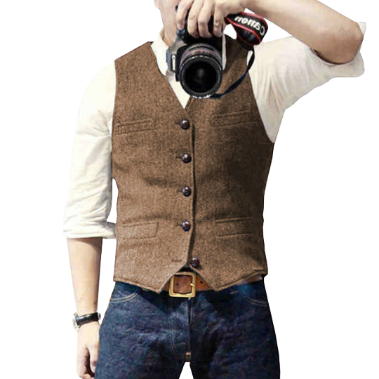 Braune Herrenweste aus Tweed, klassisch und stilvoll, ideal für formelle Anlässe. Perfekt kombinierbar mit Hemd und Jeans für einen eleganten Look.
