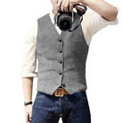 Graue Herrenweste aus Tweed, klassisch und stilvoll, ideal für formelle Anlässe. Perfekt kombiniert mit Jeans und Hemd für einen eleganten Look.