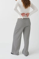 Damenhose mit schwarz-weißen Streifen, weit geschnitten. Perfekt für lässige Outfits. Bequem und modisch, ideal für den Alltag.