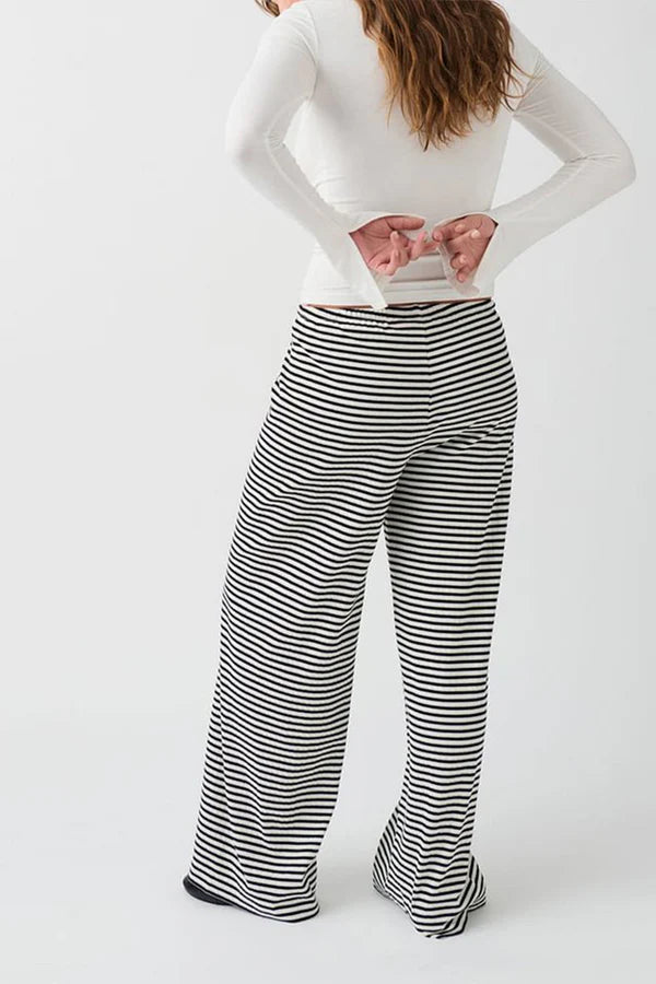Damenhose mit schwarz-weißen Streifen, weit geschnitten. Perfekt für lässige Outfits. Bequem und modisch, ideal für den Alltag.