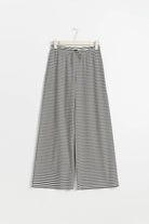Gestreifte Damenhose in Schwarz-Weiß, weit geschnitten, aus leichter Baumwolle. Perfekt für Sommermode und lässige Outfits.