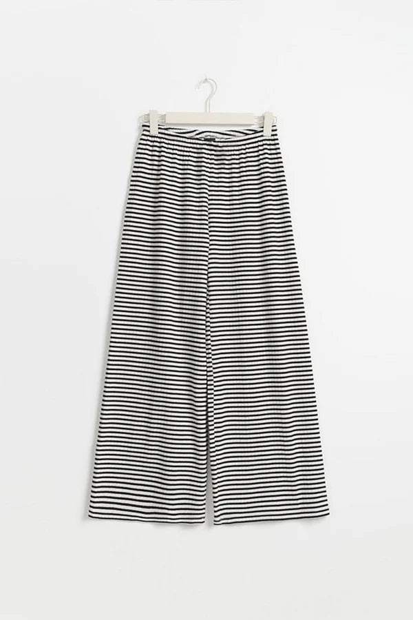 Gestreifte Damenhose in Schwarz-Weiß, weit geschnitten, aus leichter Baumwolle. Perfekt für Sommermode und lässige Outfits.
