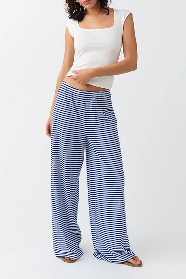 Damenmode: Weit geschnittene, blau-weiß gestreifte Hose kombiniert mit weißem Oberteil. Perfekt für lässige Sommerlooks und bequeme Outfits.