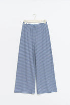 Gestreifte Damenhose in Blau-Weiß, weit geschnitten, aus Baumwolle. Perfekt für Sommermode, bequem und stilvoll. Ideal für Freizeitoutfits.