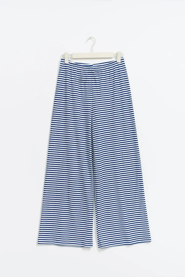 Gestreifte Damenhose in Blau-Weiß, weit geschnitten, aus Baumwolle. Perfekt für Sommermode, bequem und stilvoll. Ideal für Freizeitoutfits.