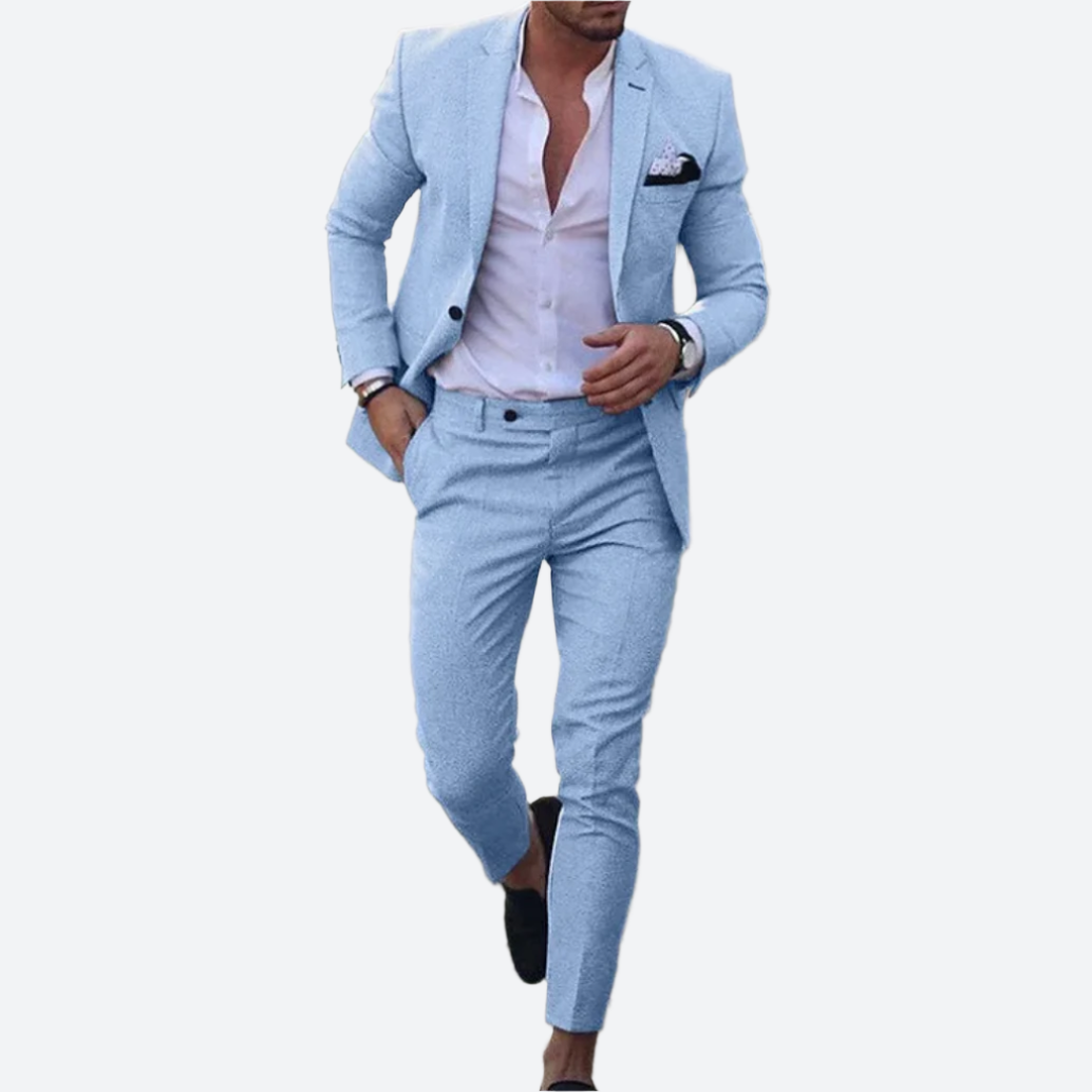 Eleganter Herrenanzug in Hellblau, kombiniert mit weißem Hemd und schwarzen Schuhen. Perfekt für stilvolle Business- und Freizeitlooks.
