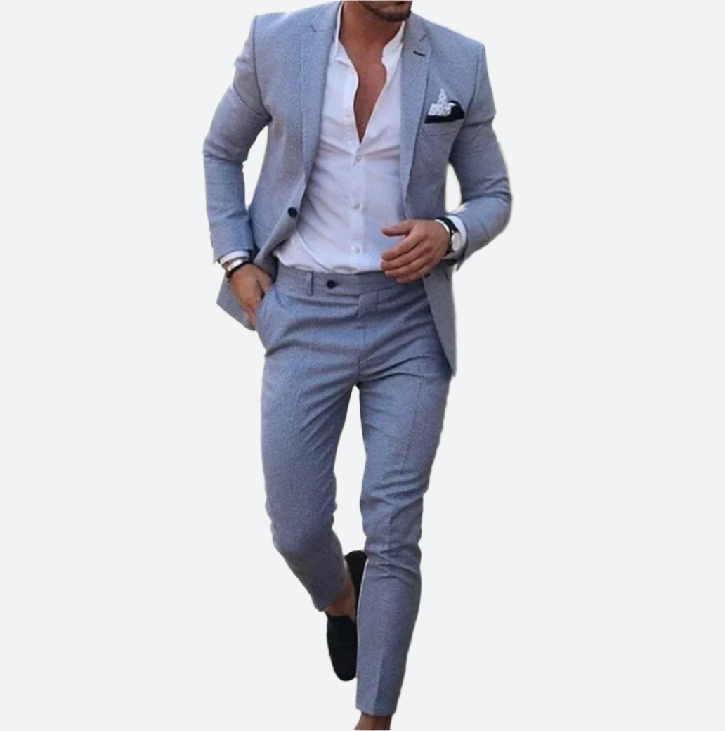 Eleganter Mann im grauen Anzug, weißem Hemd und schwarzen Schuhen, läuft selbstbewusst auf einer gepflasterten Straße. Herrenmode, Business-Look.