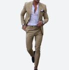 Eleganter Mann im beigen Anzug, weißem Hemd und schwarzen Schuhen auf einer gepflasterten Straße. Stilvolle Herrenmode, Business-Look.